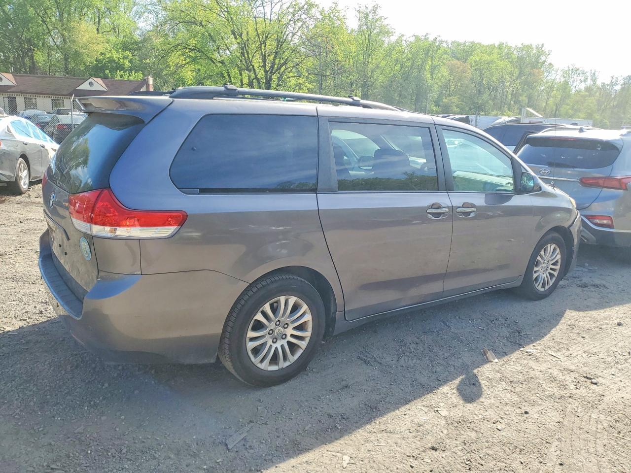 2012 Toyota Sienna Xle 8-Passenger - Image 3