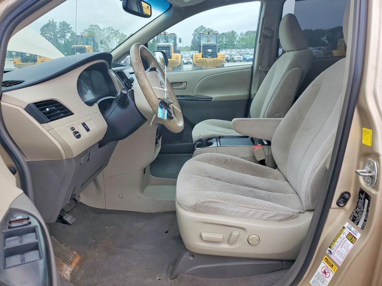 2011 Toyota Sienna Le 7-Passenger - Image 7