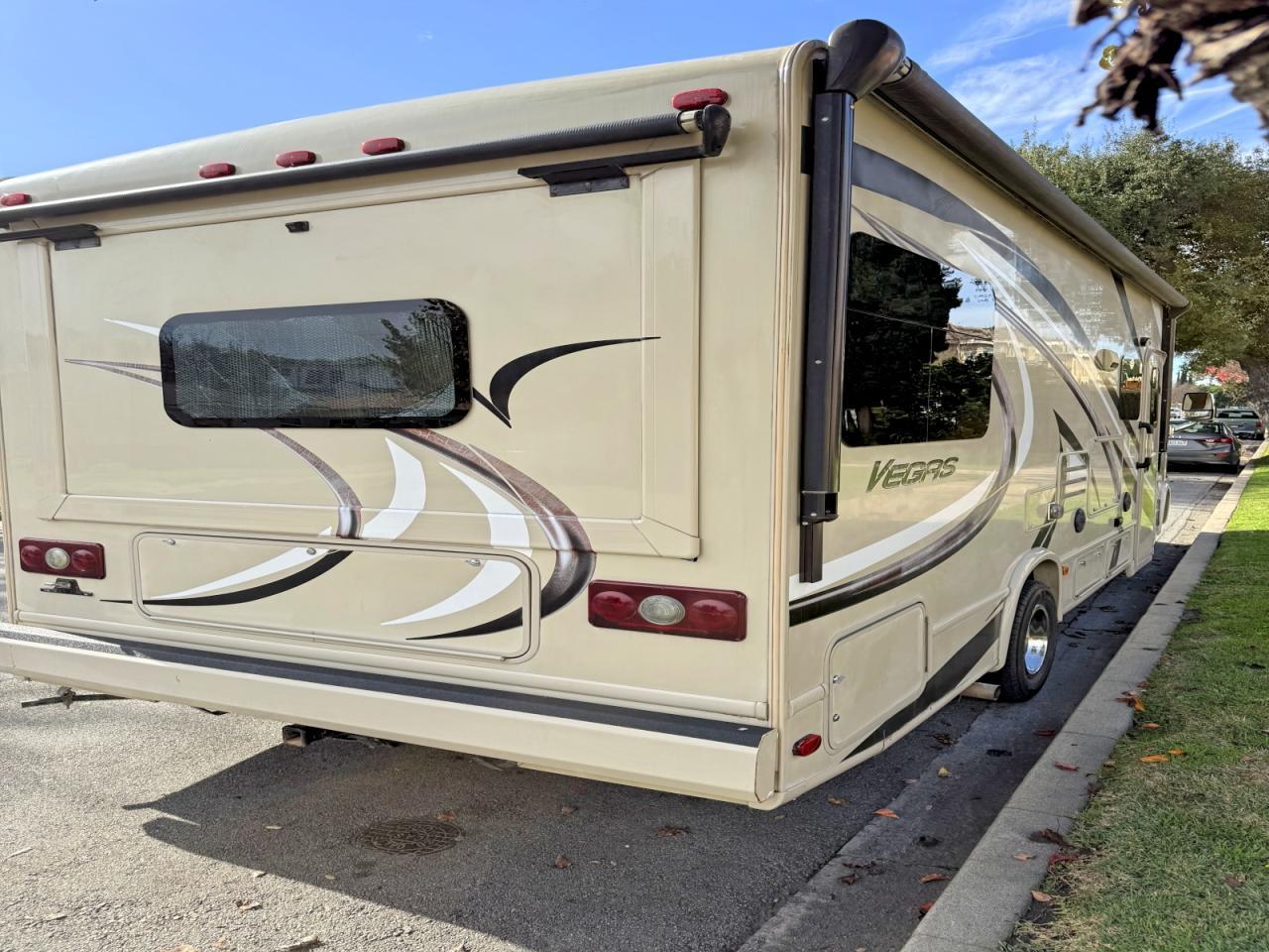 2016 Ford Econoline E450 Super Duty Commercial Stripped Chassis - Image 4