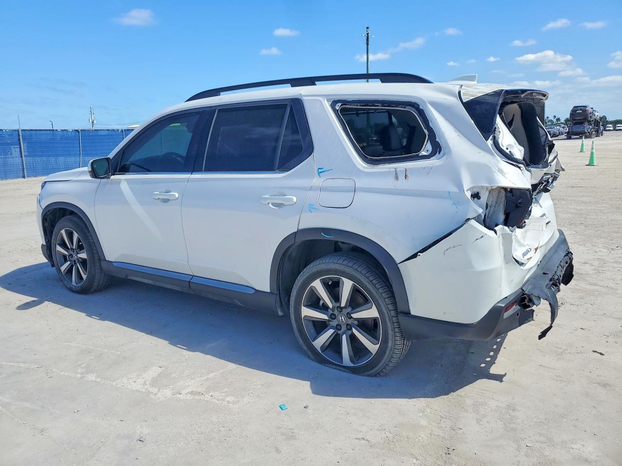 2024 Honda Pilot Touring - Image 2