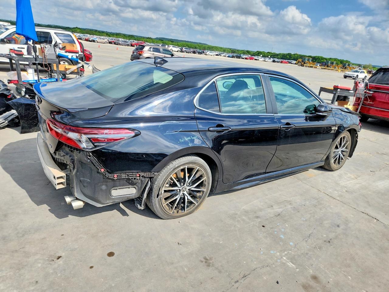 2022 Toyota Camry Se - Фото 3