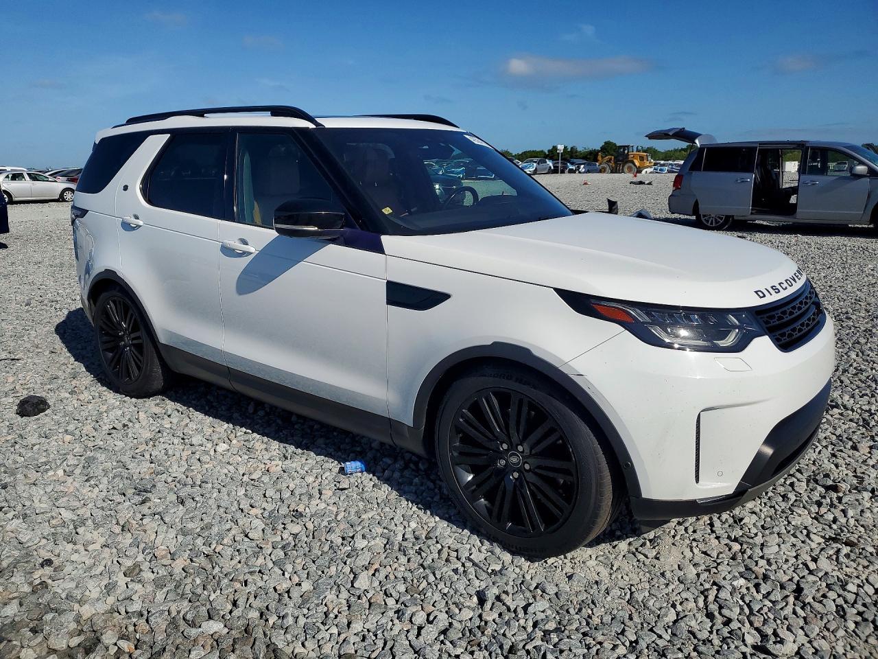 2017 Land Rover Discovery Hse Luxury - Image 4