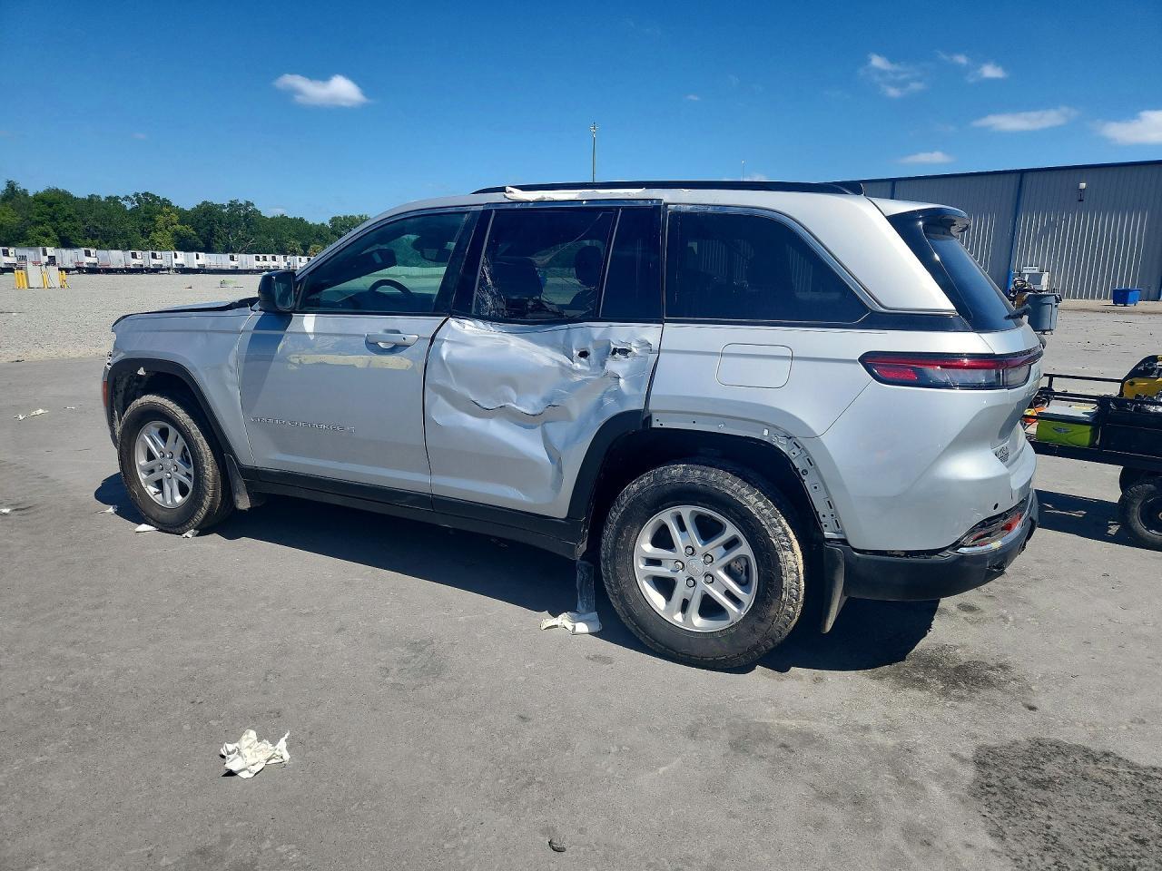 2025 Jeep Grand Cherokee Laredo - Image 2