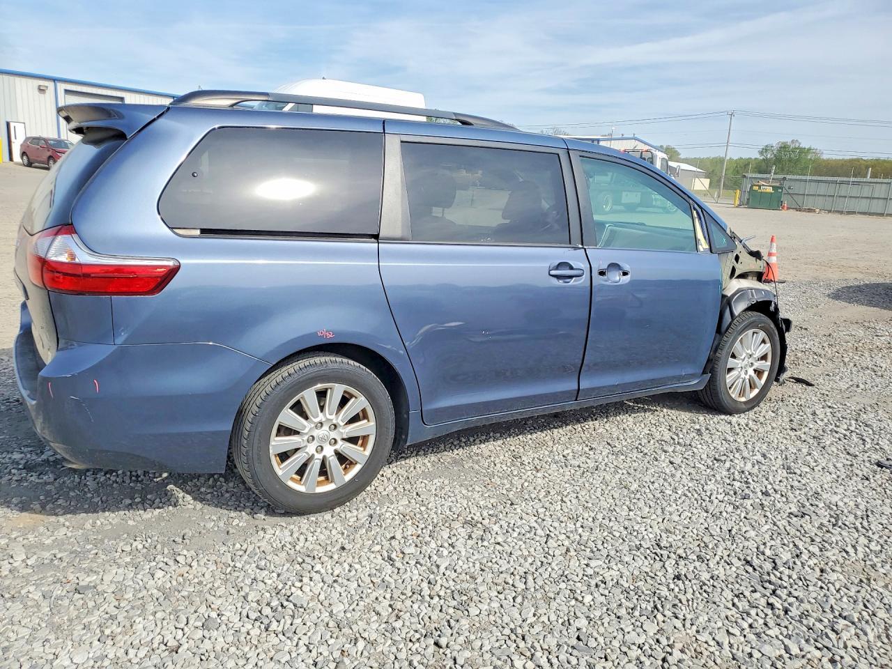 2017 Toyota Sienna Le 7-Passenger - Фото 3