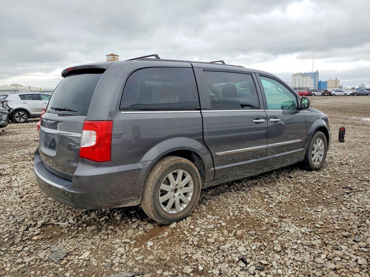 2016 Chrysler Town & Country Touring - Фото 3