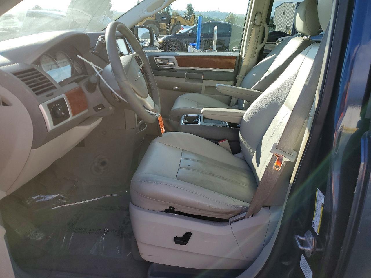 2009 Chrysler Town & Country Touring - Image 7