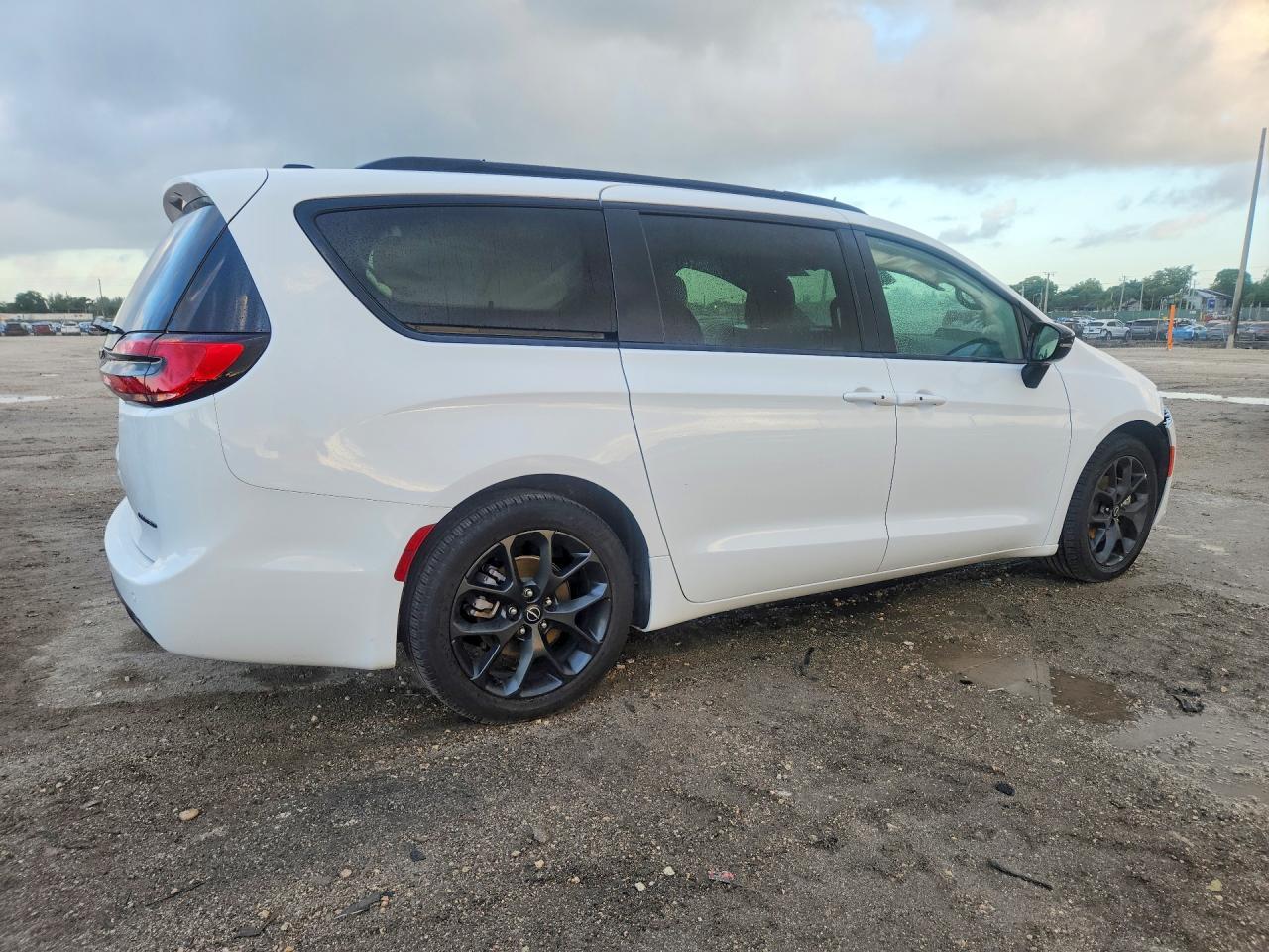 2025 Chrysler Pacifica Limited - Image 3