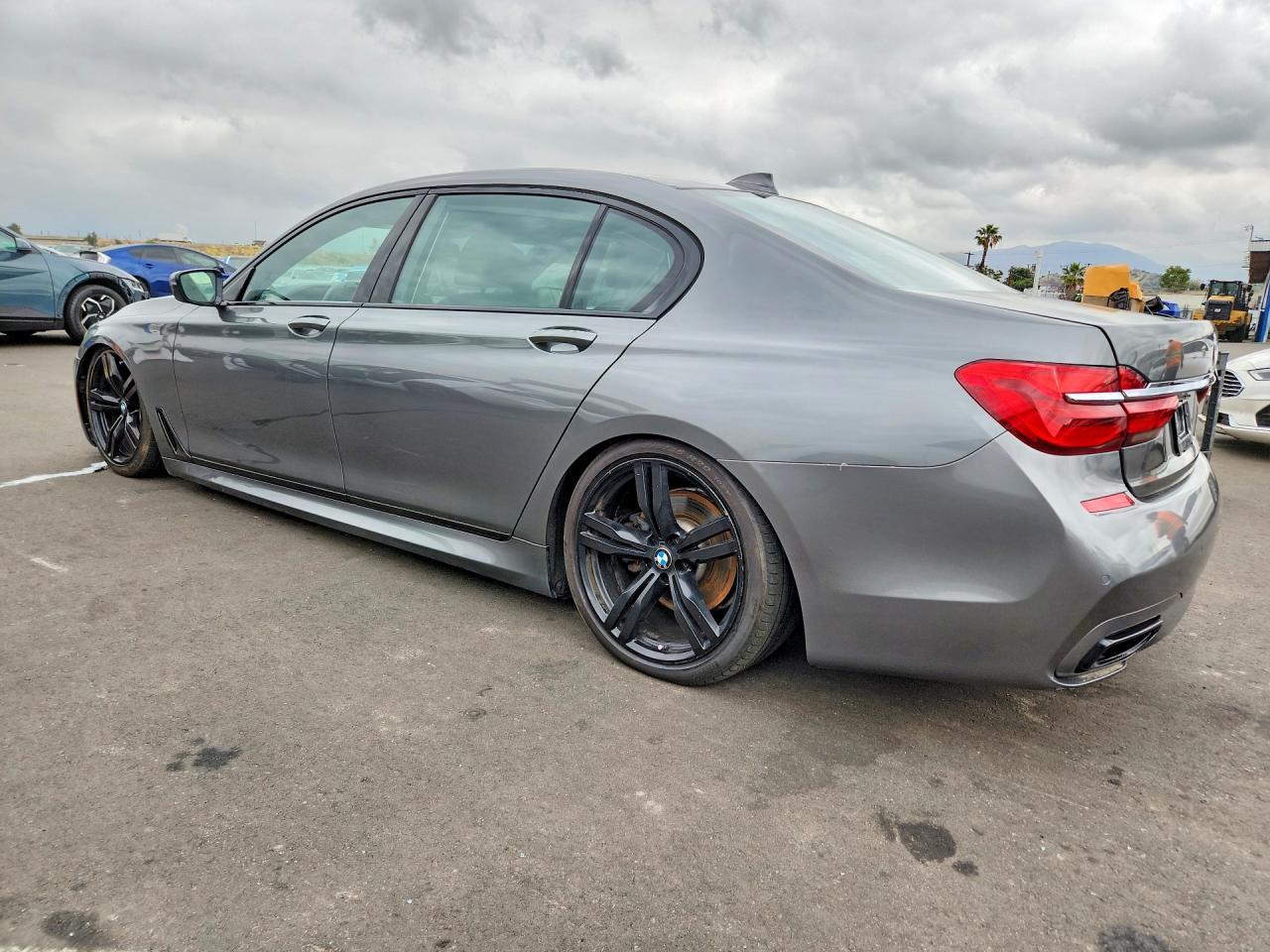 2016 BMW 740 I - Фото 2