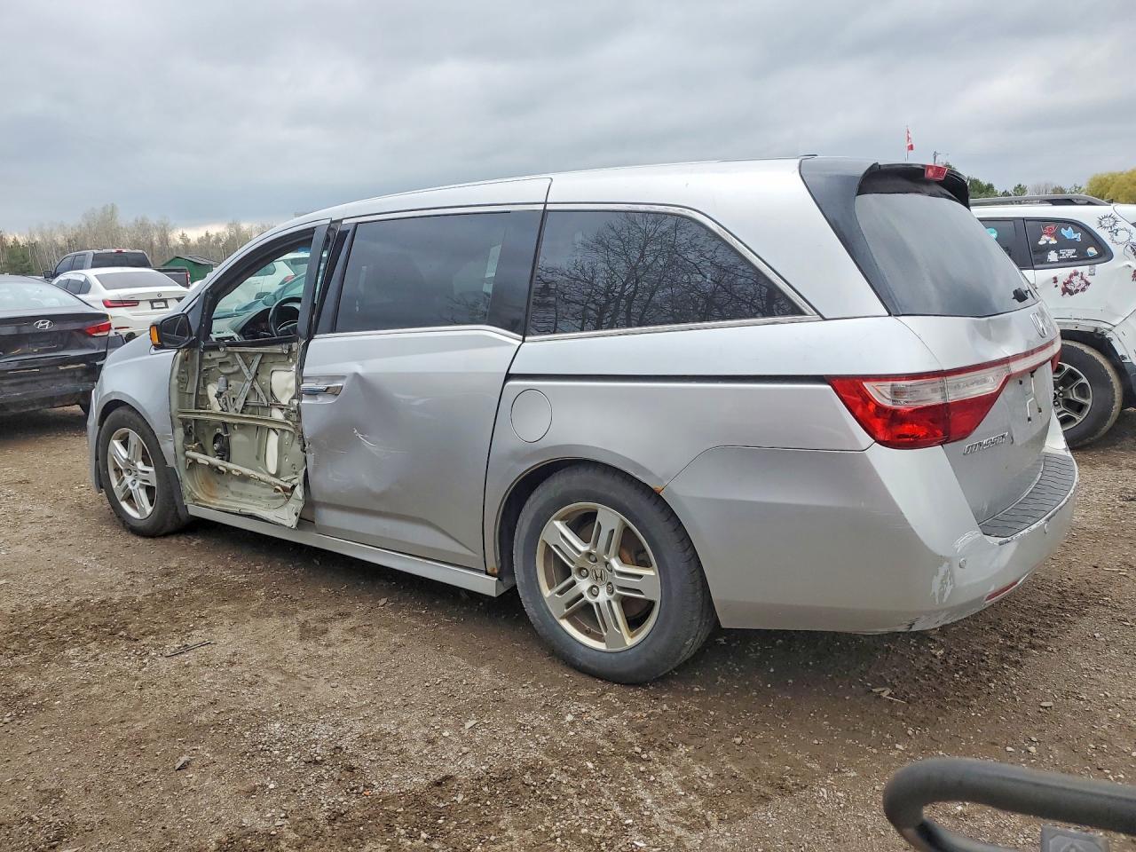 2011 Honda Odyssey Touring - Фото 2