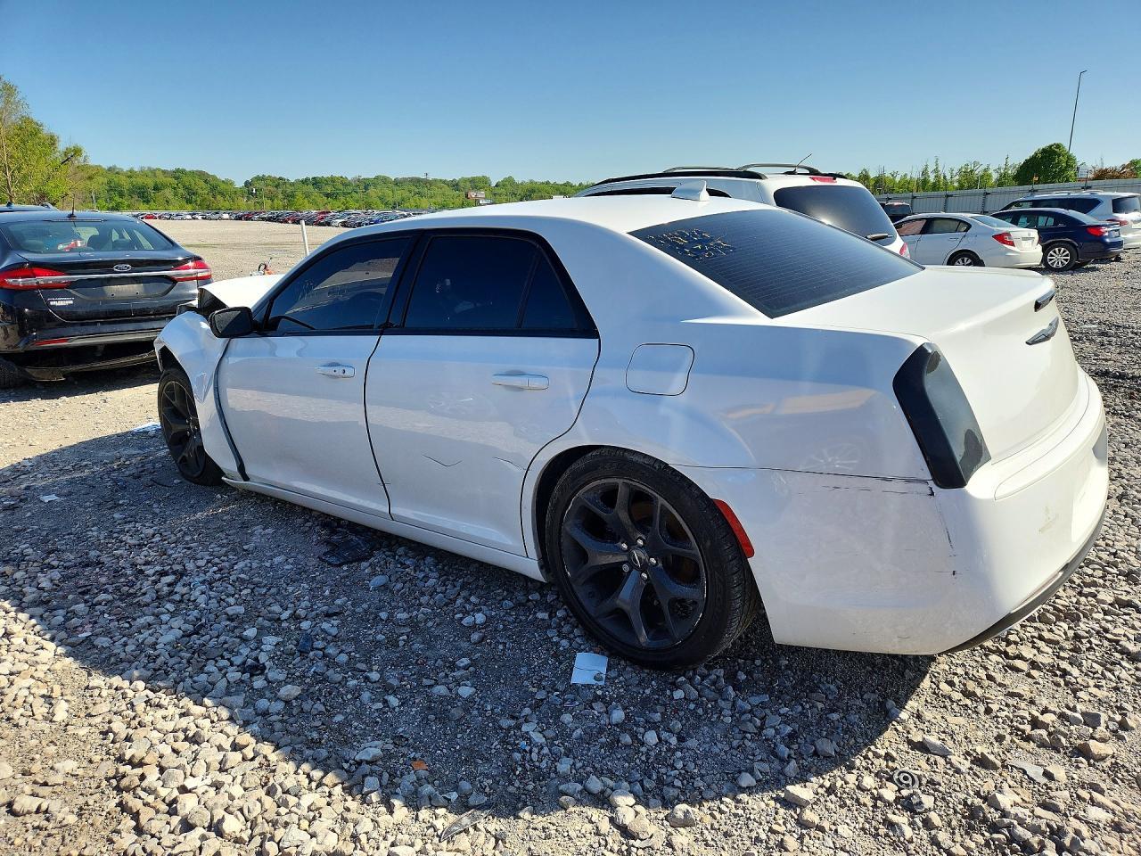 2021 Chrysler 300 Touring - Фото 2