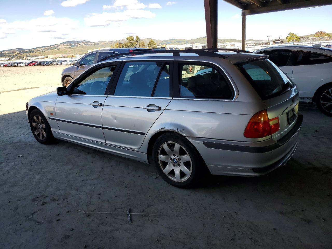 2001 BMW 325 It - Image 2