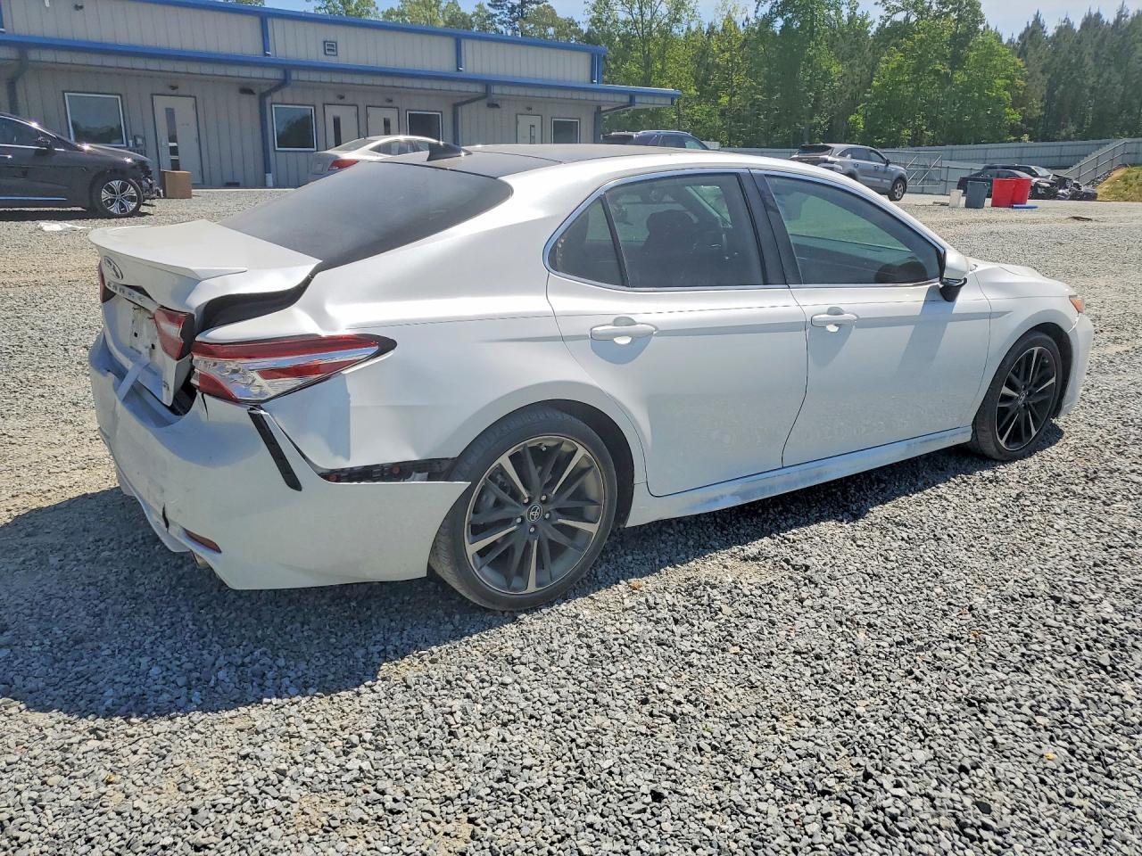 2020 Toyota Camry - Фото 3