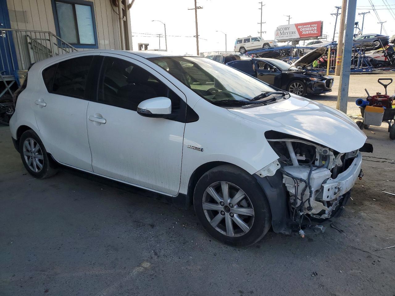 2017 Toyota Prius C Three - Фото 4
