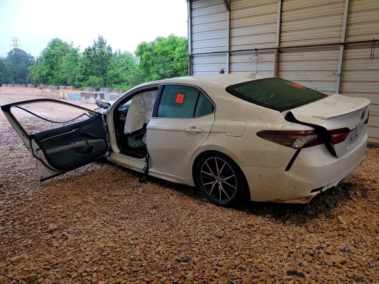 2022 Toyota Camry Se - Image 2