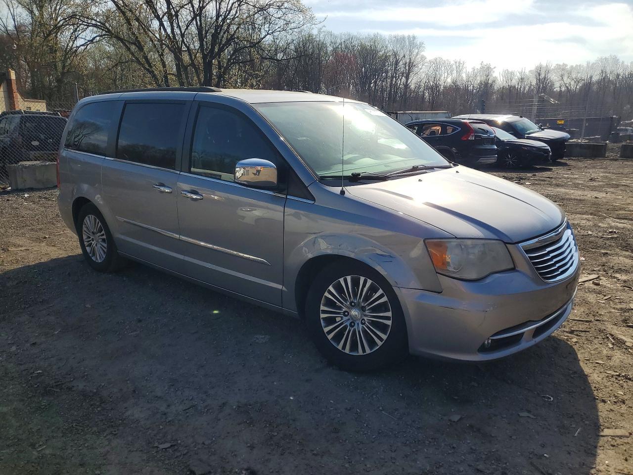 2013 Chrysler Town & Country Touring L - Фото 4