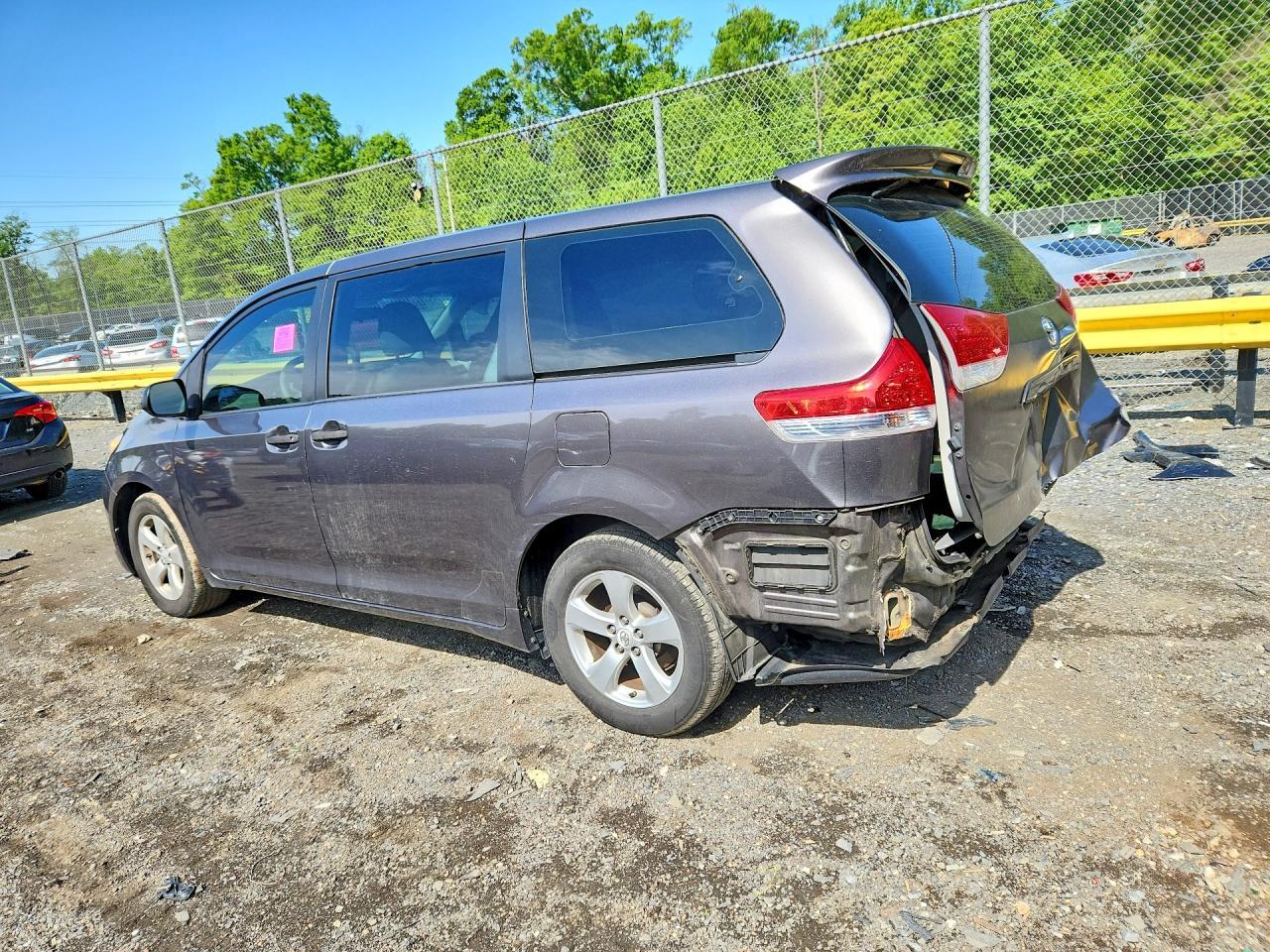 2012 Toyota Sienna Base 7-Passenger - Фото 2