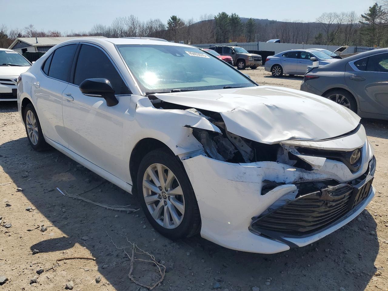 2020 Toyota Camry Le - Фото 4