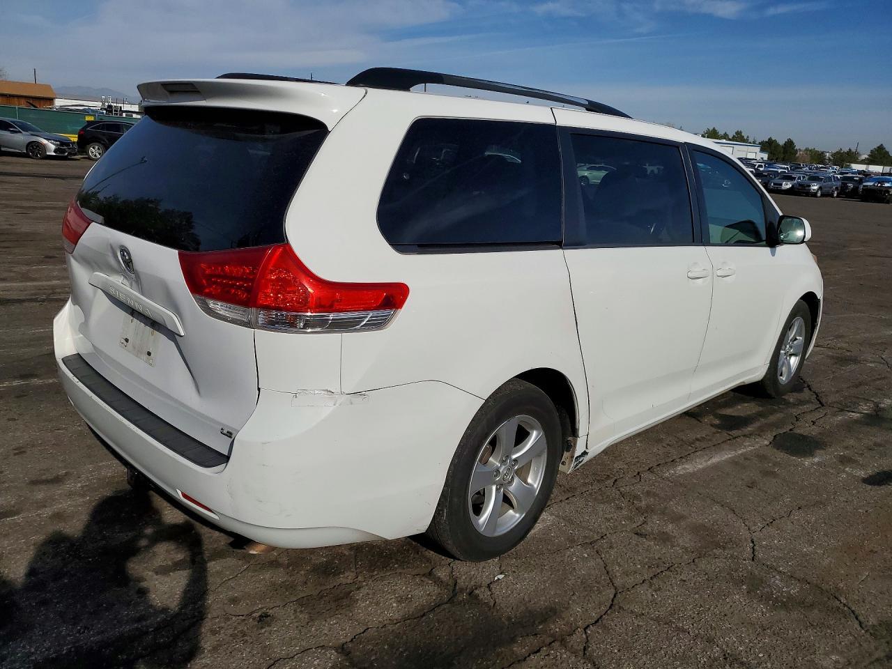 2014 Toyota Sienna Le - Фото 3