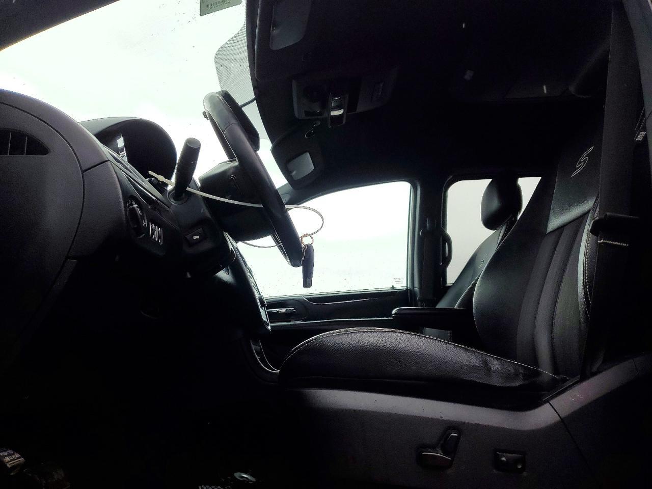 2014 Chrysler Town & Country S - Image 7