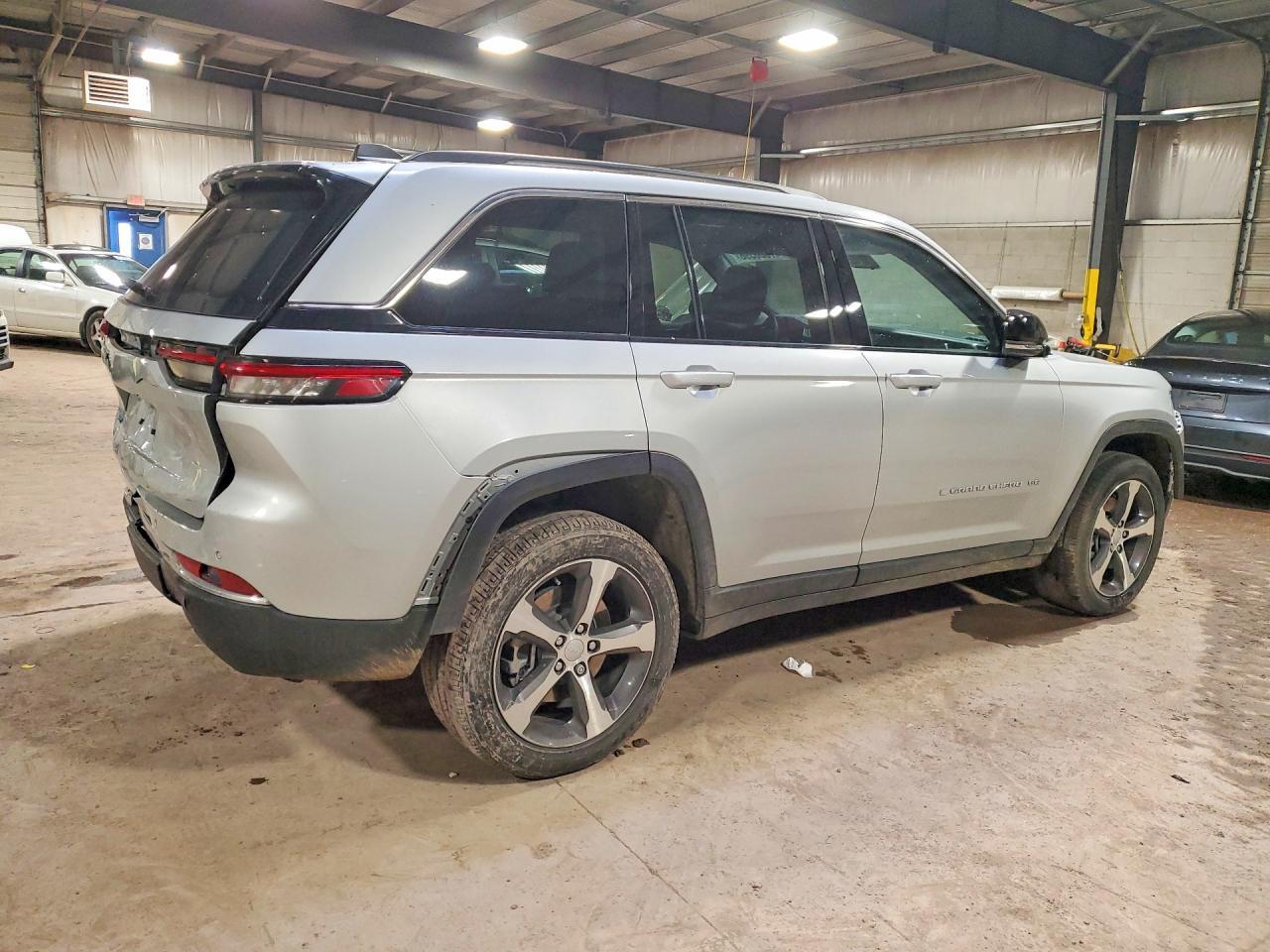 2023 Jeep Grand Cherokee - Image 3
