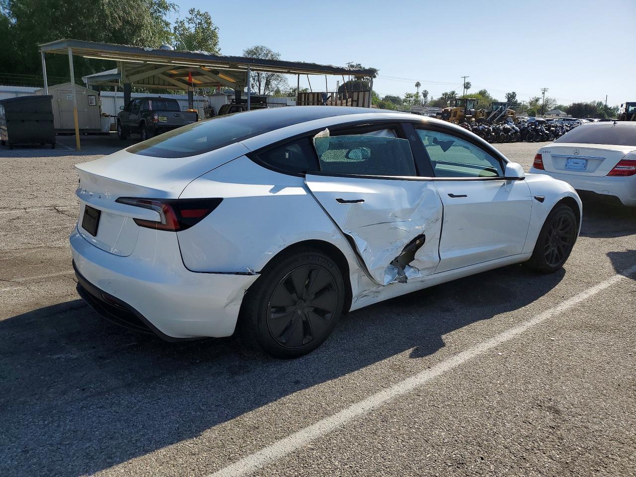 2025 Tesla Model 3 - Фото 3