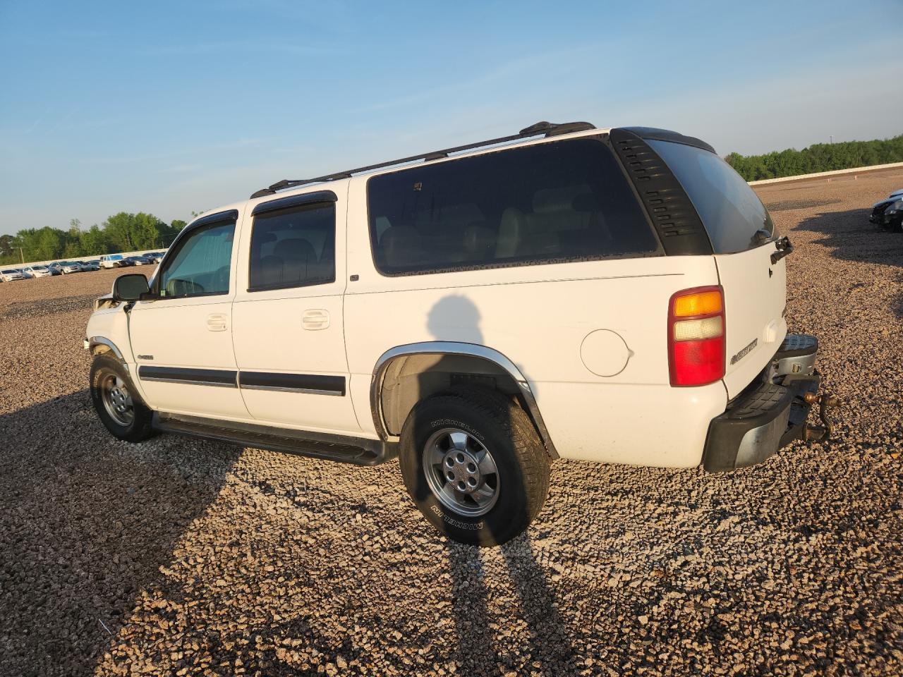 2001 Chevrolet Suburban C1500 - Image 2