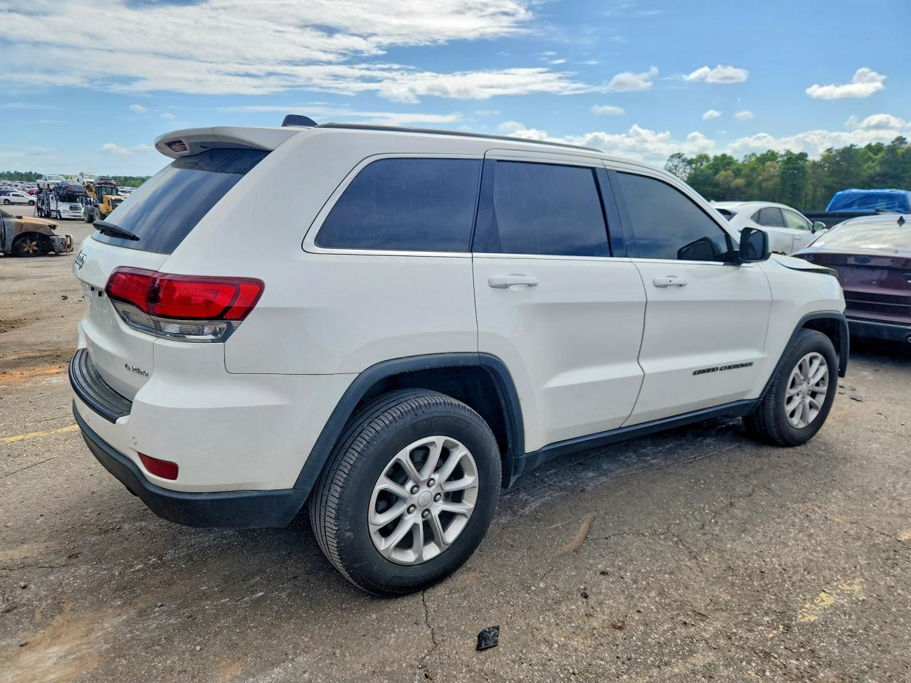 2022 Jeep Grand Cherokee Laredo E - Image 3