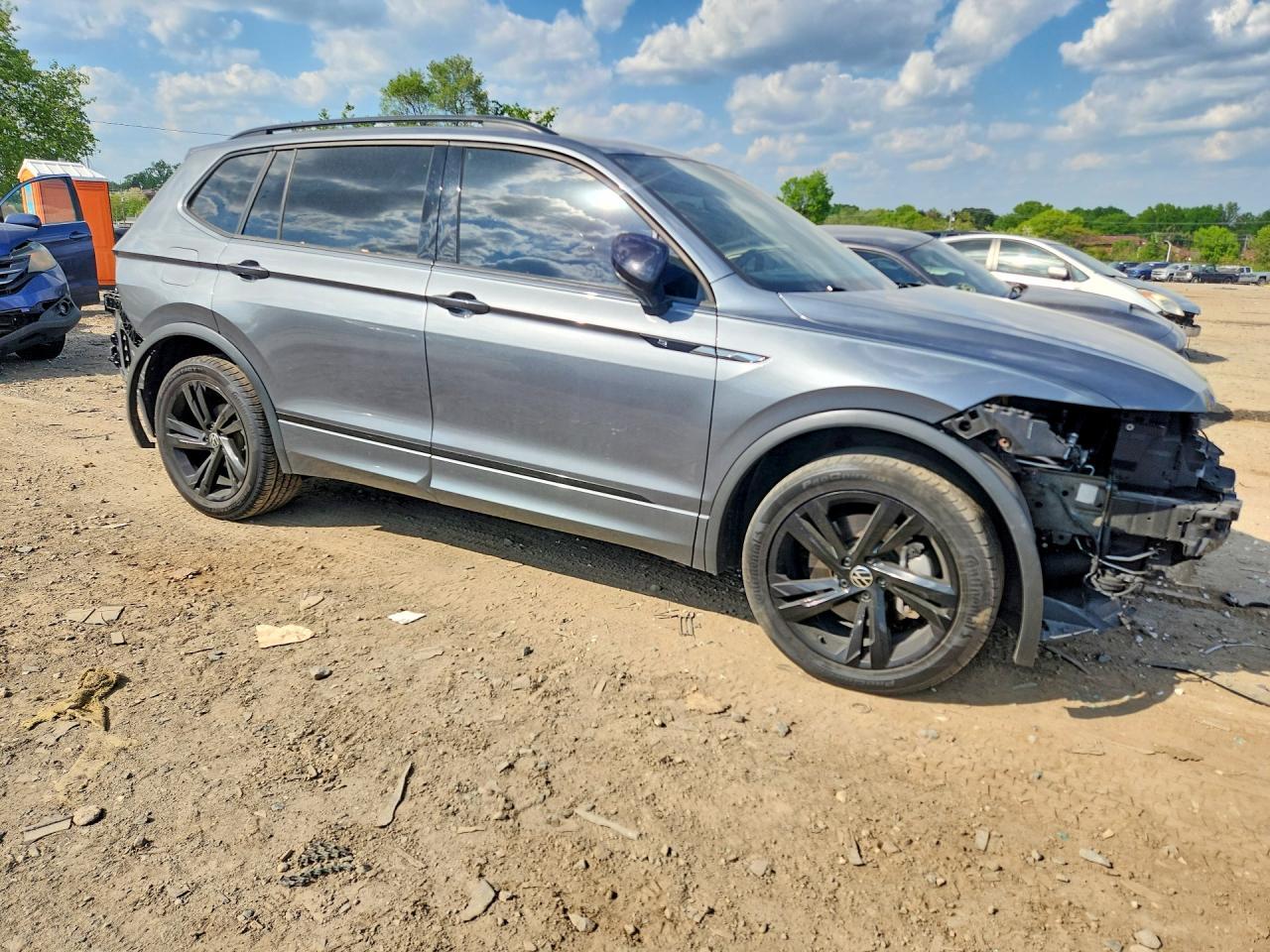 2023 Volkswagen Tiguan Se R-Line Black - Image 4