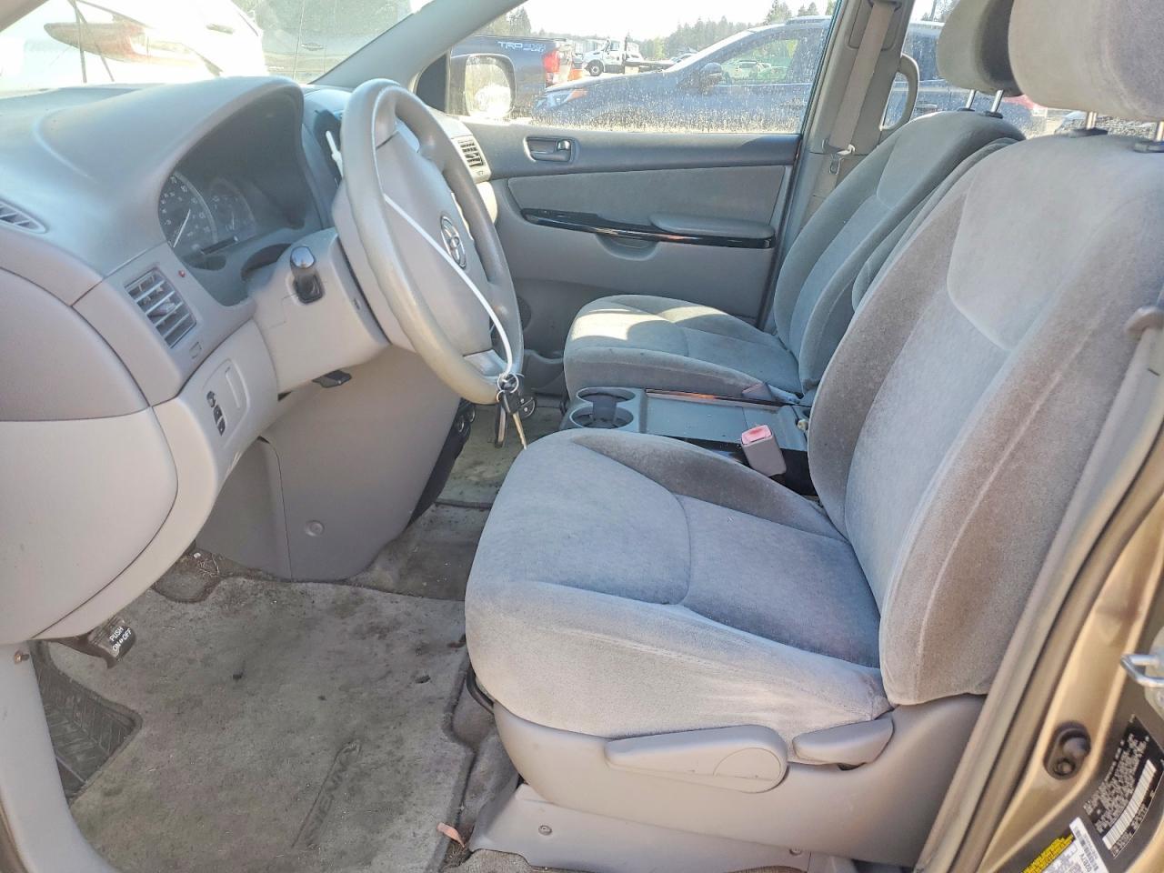 2005 Toyota Sienna Ce 7-Passenger - Image 7