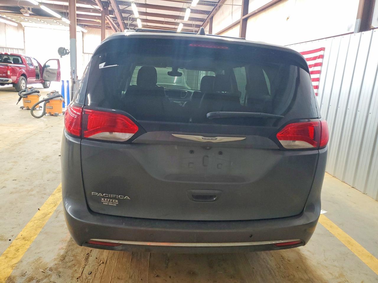 2017 Chrysler Pacifica Touring L - Фото 6