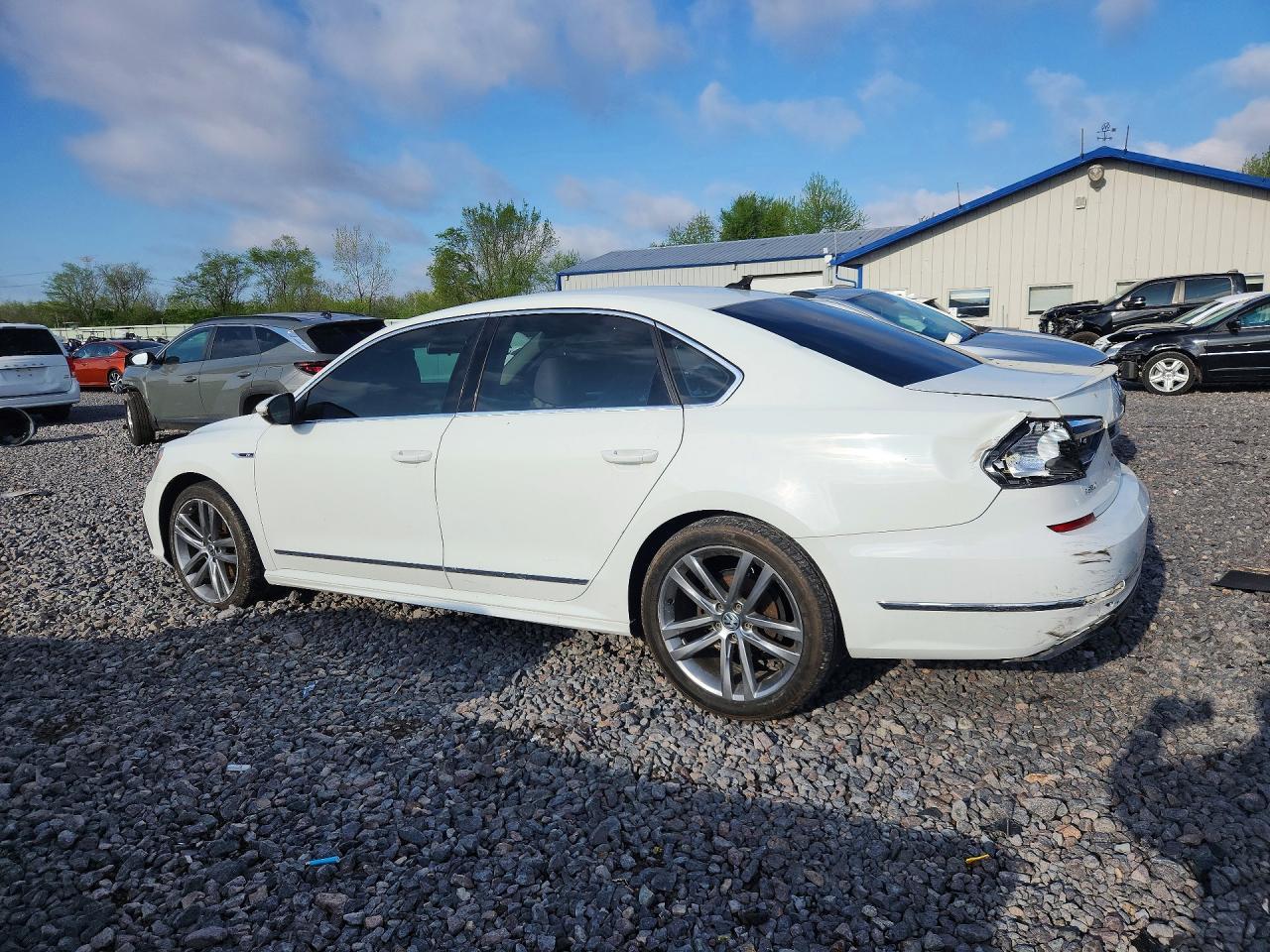 2017 Volkswagen Passat R-Line - Image 2