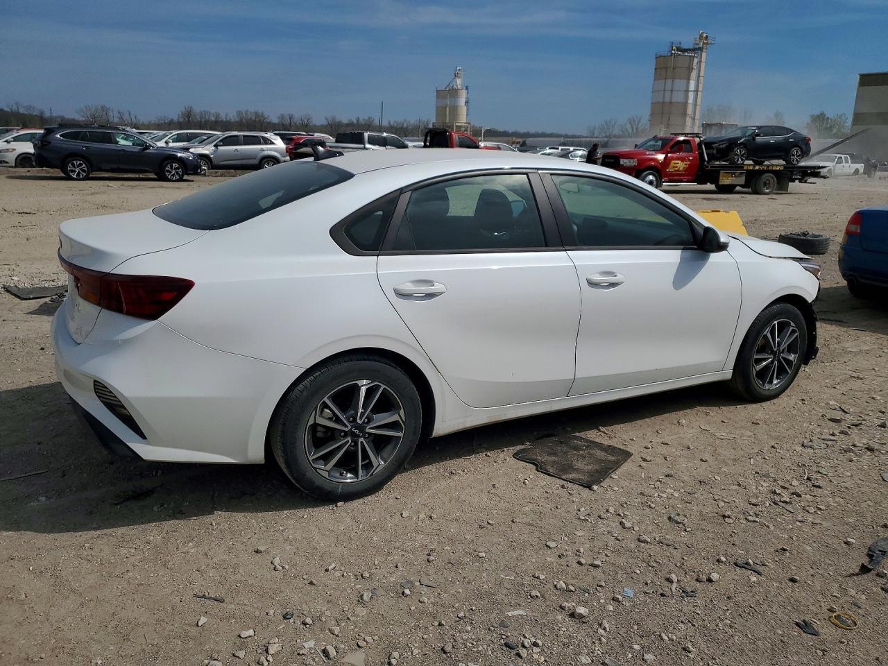 2023 Kia Forte Lxs - Image 3