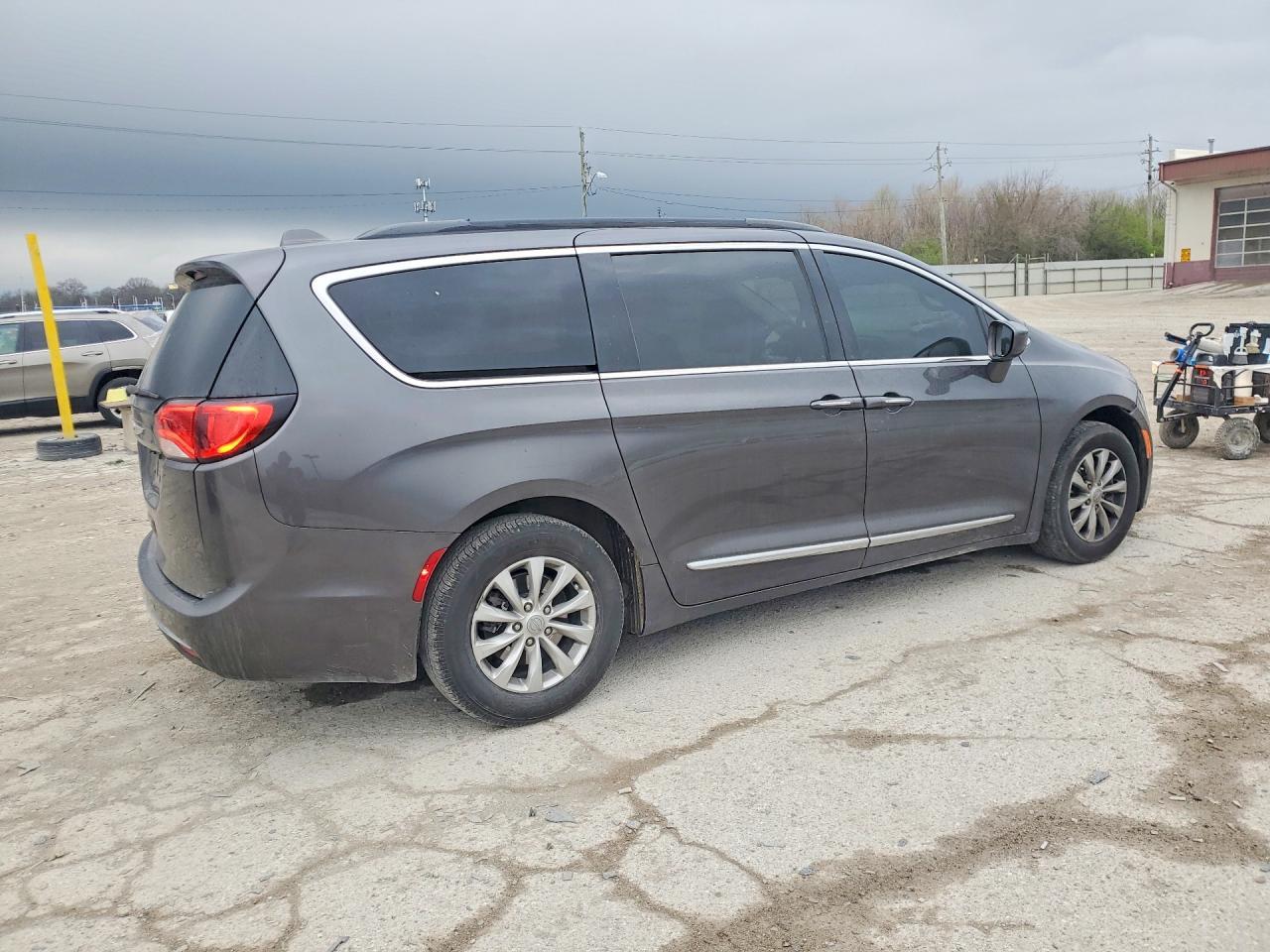 2017 Chrysler Pacifica Touring L - Фото 3