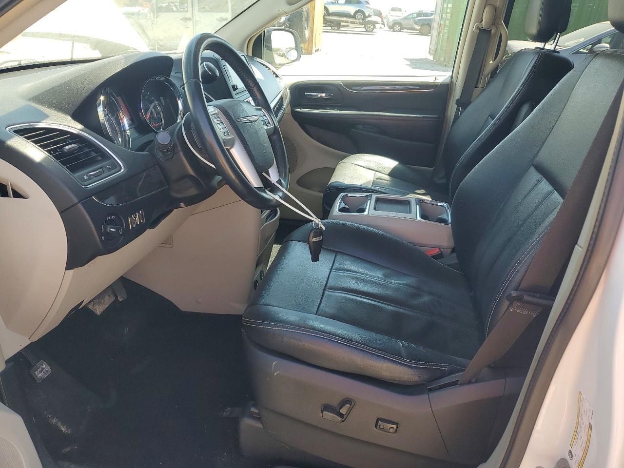 2016 Chrysler Town & Country Touring - Фото 7