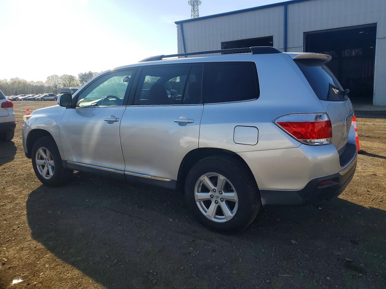 2013 Toyota Highlander Plus - Фото 2