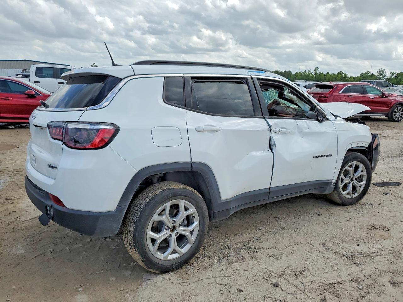 2024 Jeep Compass Latitude - Image 3