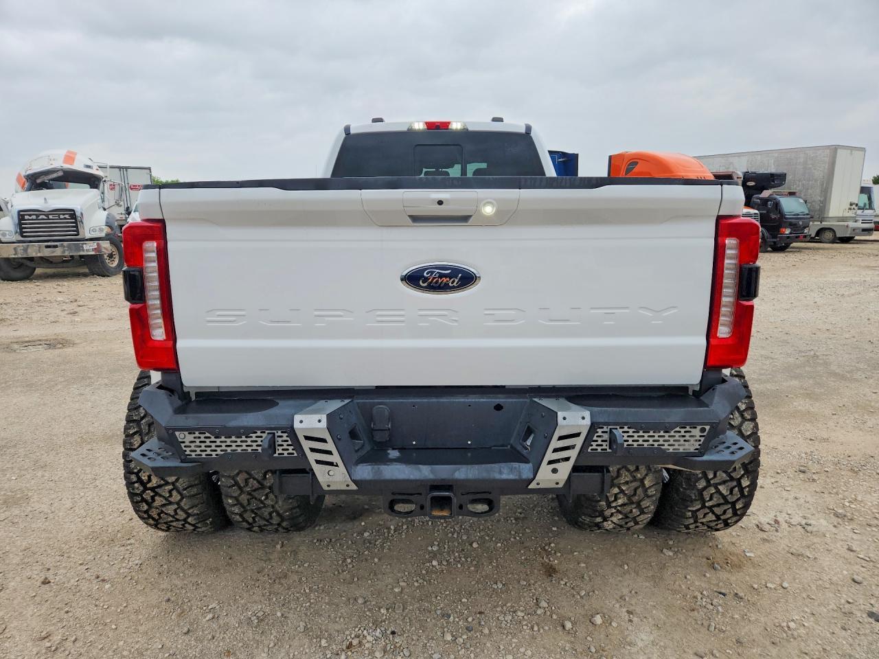 2024 Ford F350 Super Duty - Фото 6