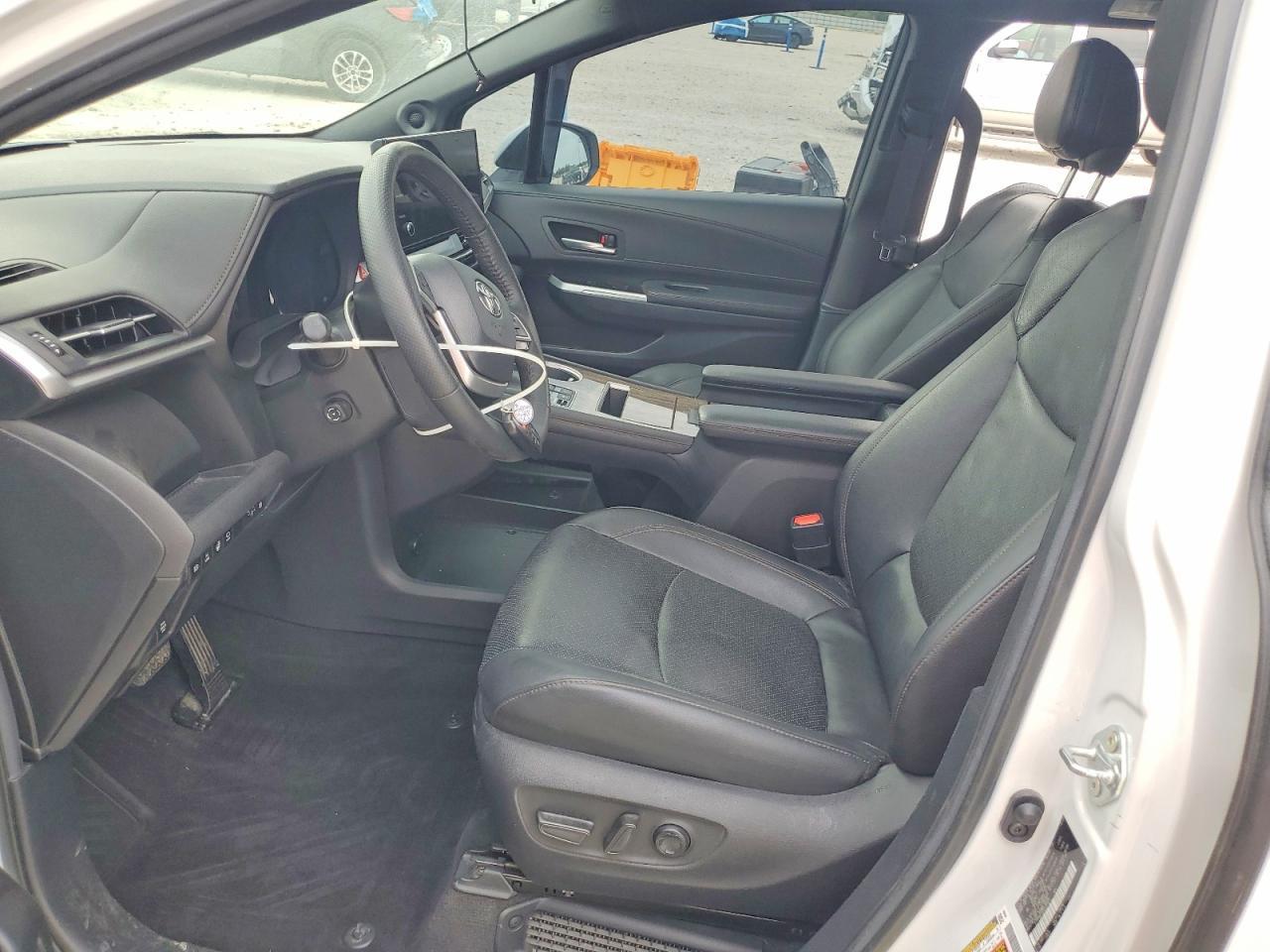 2025 Toyota Sienna - Image 7