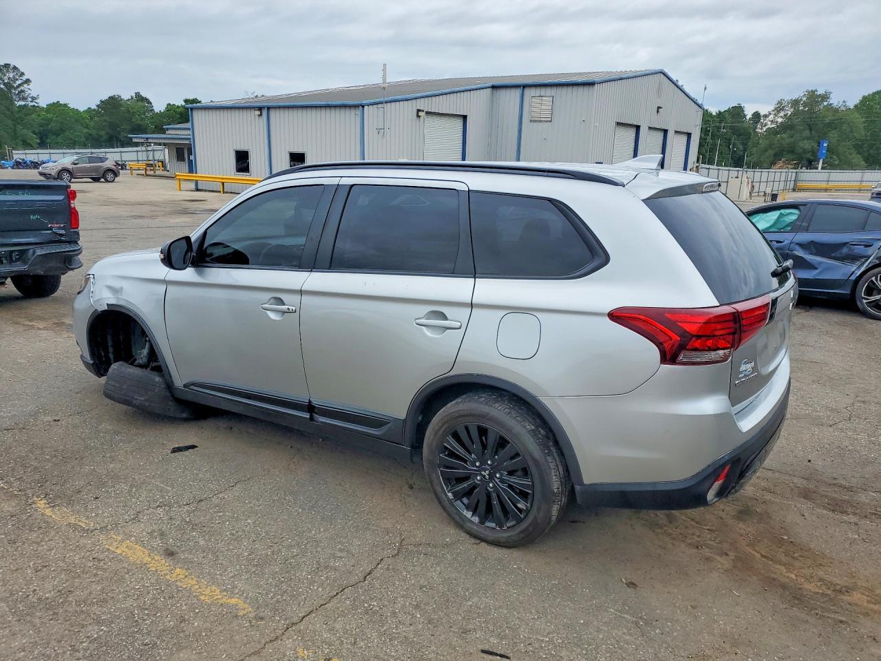 2020 Mitsubishi Outlander Se - Фото 2