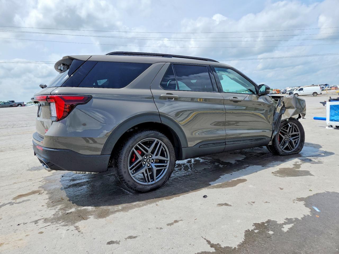 2026 Ford Explorer St - Image 3