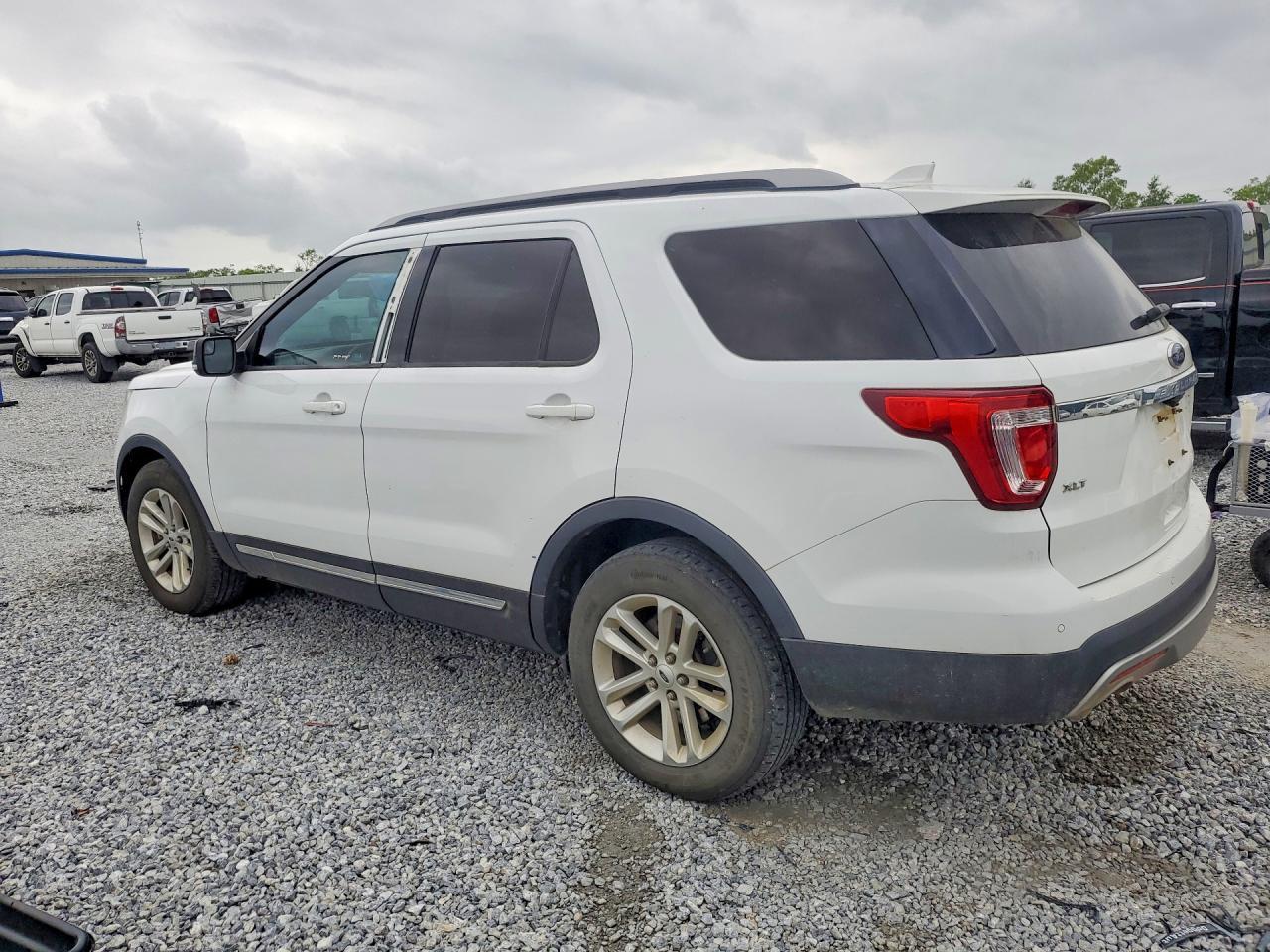 2017 Ford Explorer Xlt - Image 2
