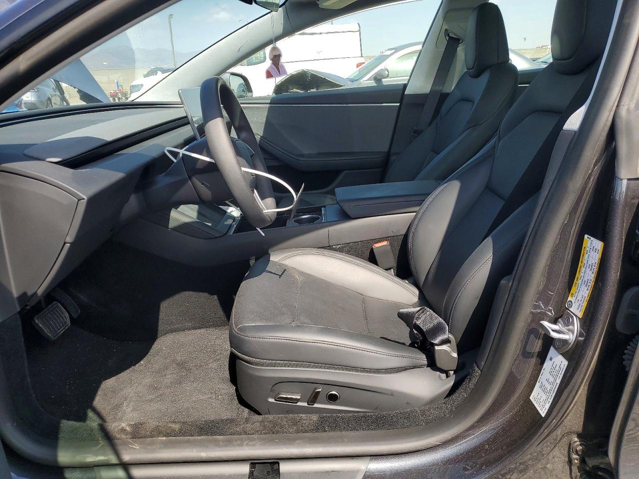 2025 Tesla Model 3 - Фото 7