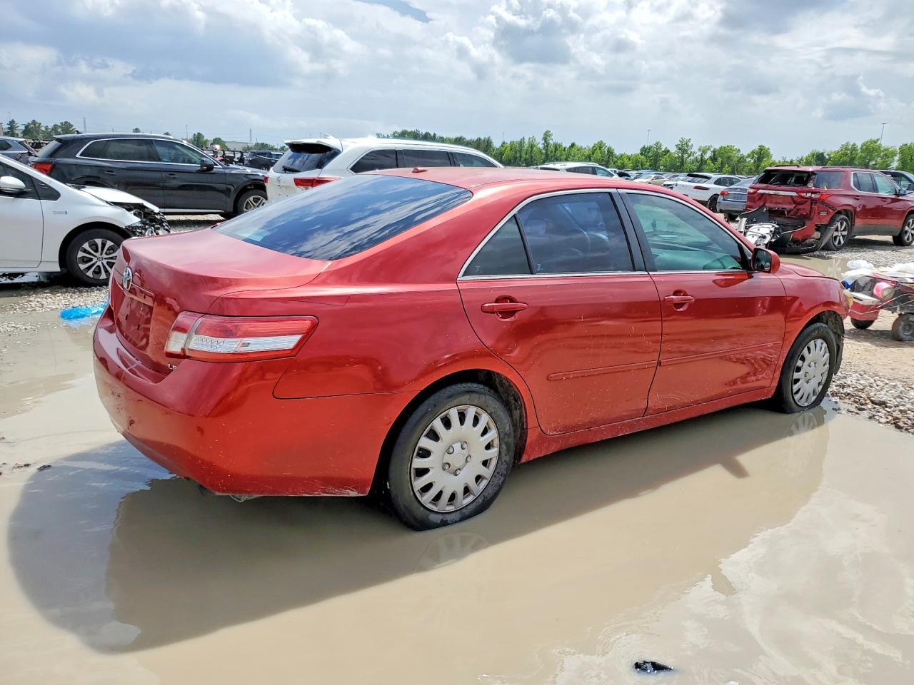 2010 Toyota Camry Le - Фото 3