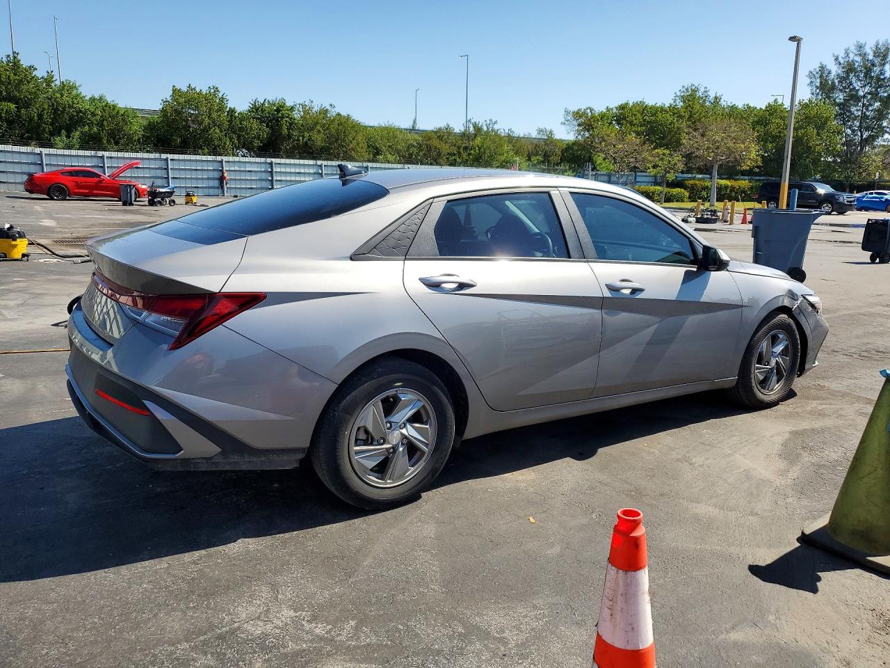 2024 Hyundai Elantra Se - Image 3