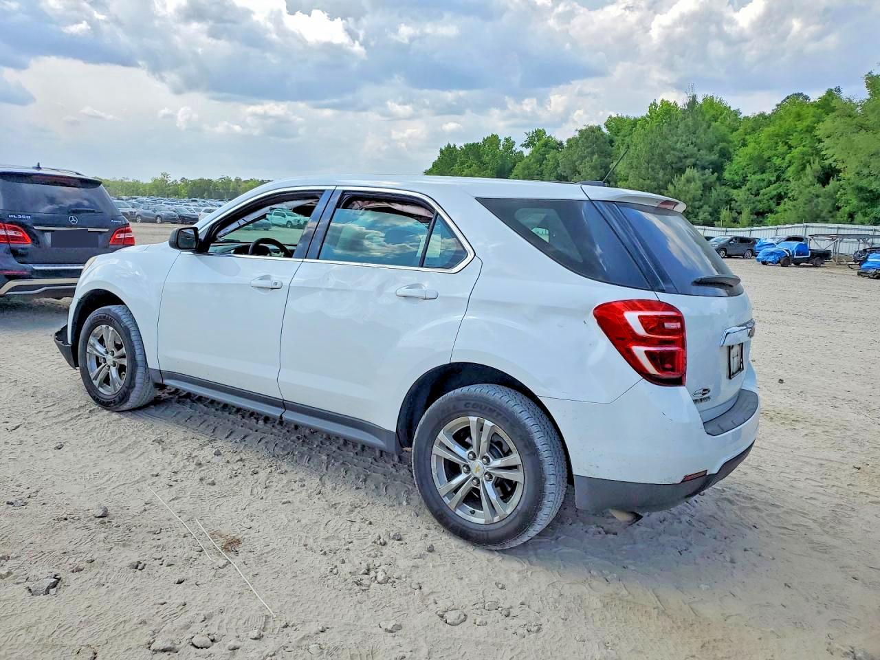 2017 Chevrolet Equinox Ls - Image 2