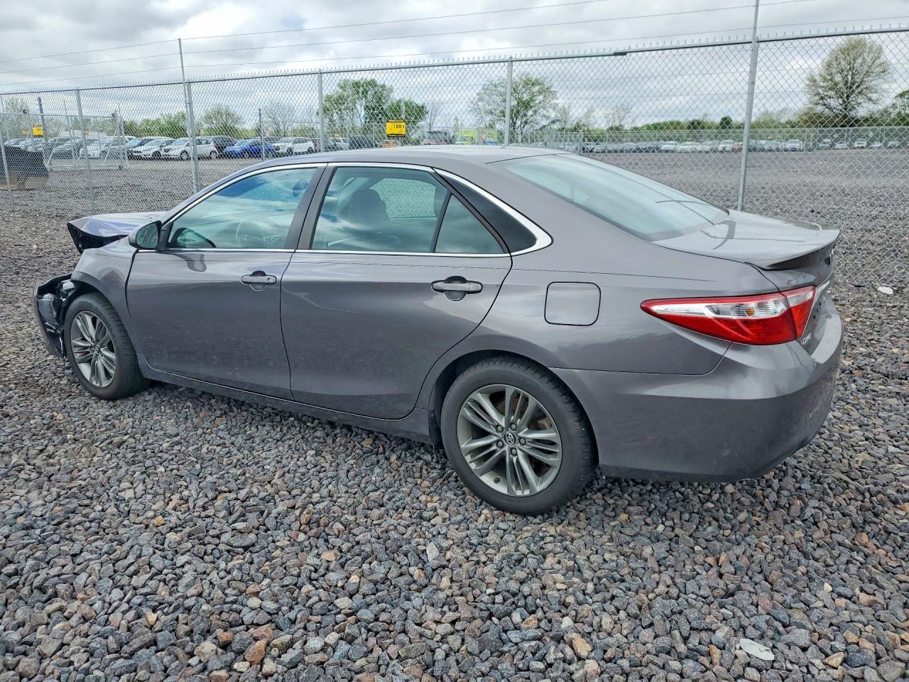 2016 Toyota Camry Se - Фото 2