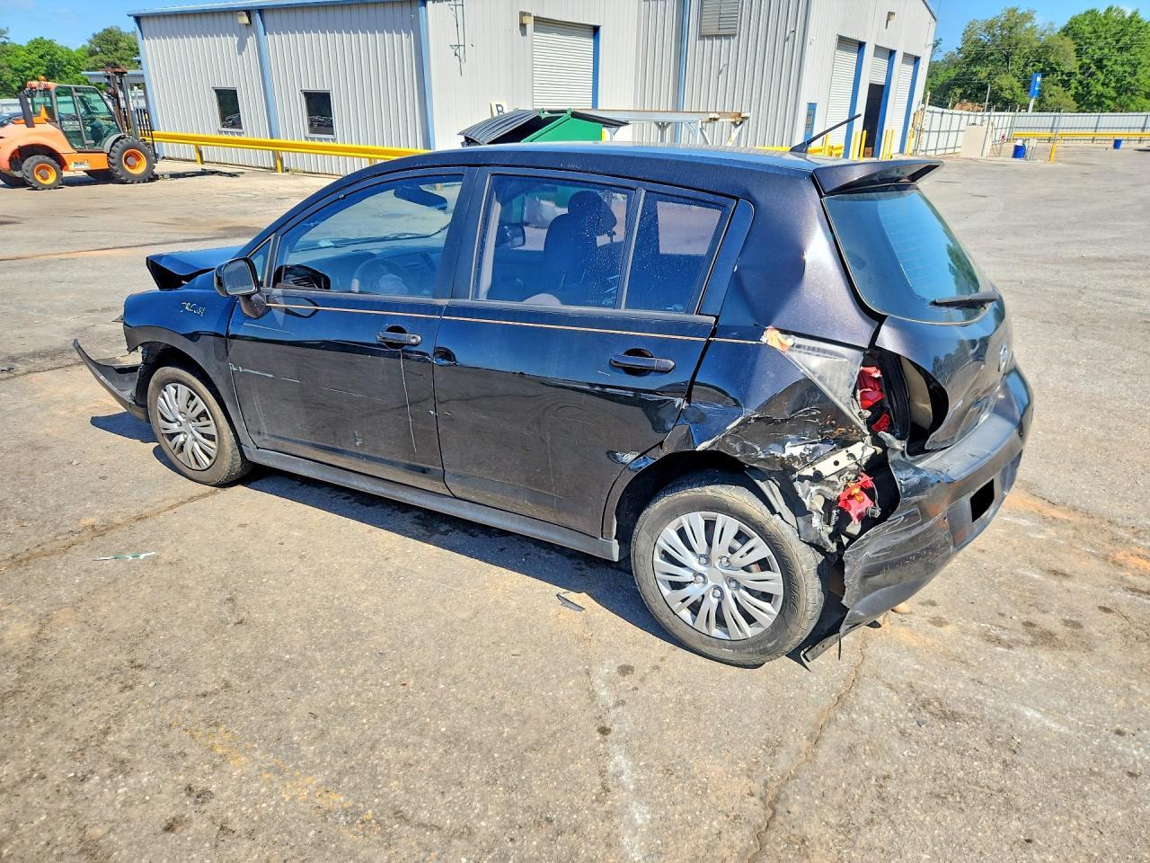 2011 Nissan Versa 1.8 S - Image 2