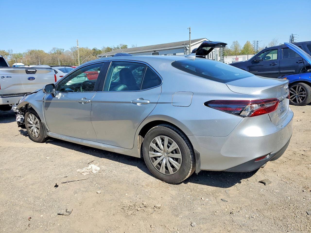 2022 Toyota Camry Le - Фото 2