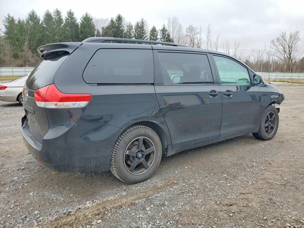 2013 Toyota Sienna Xle 8-Passenger - Фото 3
