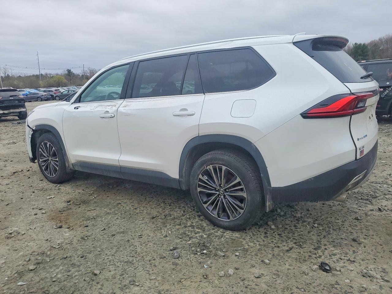 2024 Toyota Grand Highlander Hybrid Max Platinum - Image 2